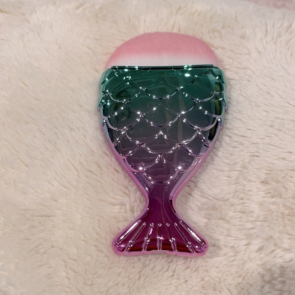 New Fish makeup brush